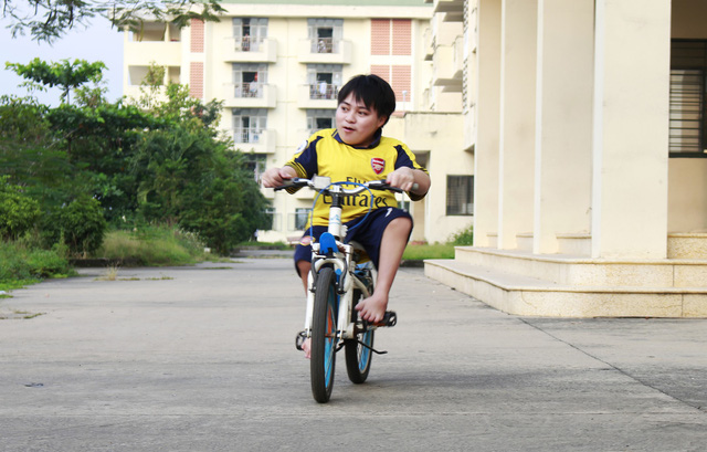 ​Vietnamese student pedals children’s bike to university
