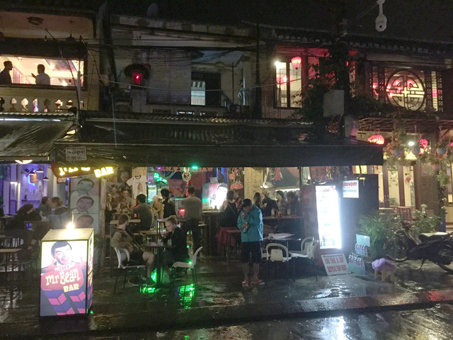 Hoi An authorities seek solution to noisy bars, diners
