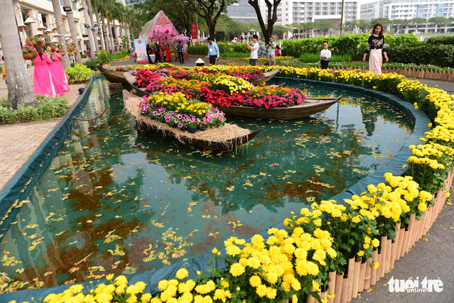 Models of boats carrying flowers are seen at Phu My Hung. Photo: Tuoi Tre