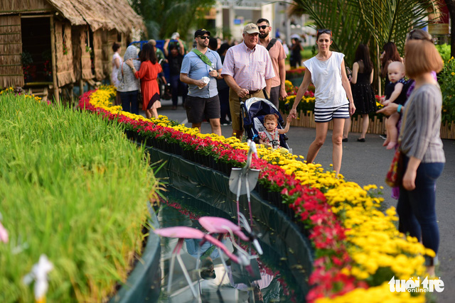 A group of foreigners enjoy their time at the flower show in Phu My Hung. Photo: Tuoi Tre