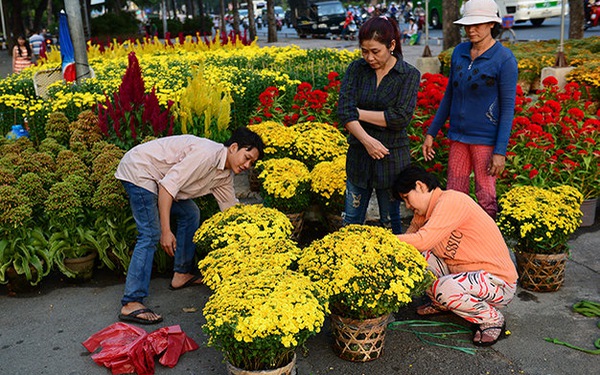 Customers buy flowers at a market in Ho Chi Minh City. Photo: Tuoi Tre