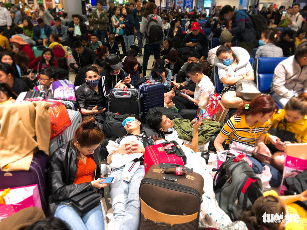 ​Multiple delayed Tet flights leave thousands stranded at Tan Son Nhat