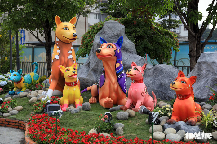 Dog is the main theme of the flower street this year. Photo: Tuoi Tre
