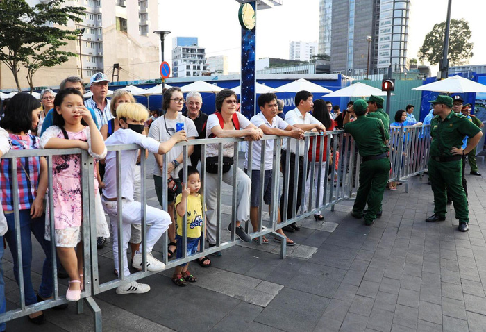 People are seen at the Nguyen Hue Flower Street before the opening ceremony. Photo: Tuoi Tre