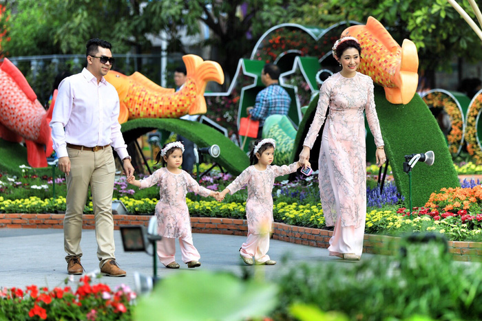 A family is seen at the flower street. Photo: Tuoi Tre