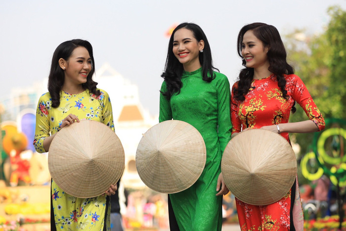 Three Vietnamese women in ao dai. Photo: Tuoi Tre