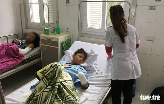 Several young Vietnamese suffer injuries from firecrackers during Tet holiday