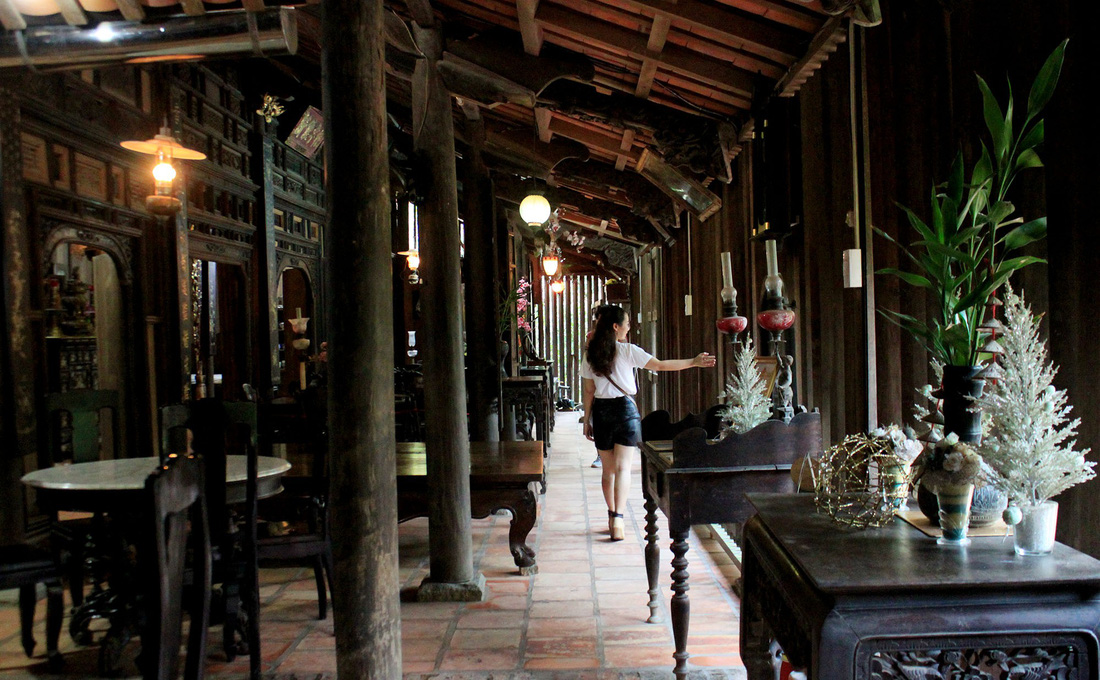There are many pillars and poles made of expensive wood in Mr. Kiet’s house. Photo: Tuoi Tre