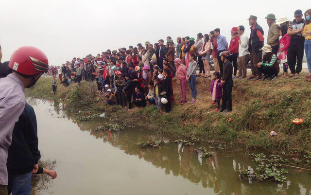 ​‘Holy’ fish draws hundreds in north-central Vietnam