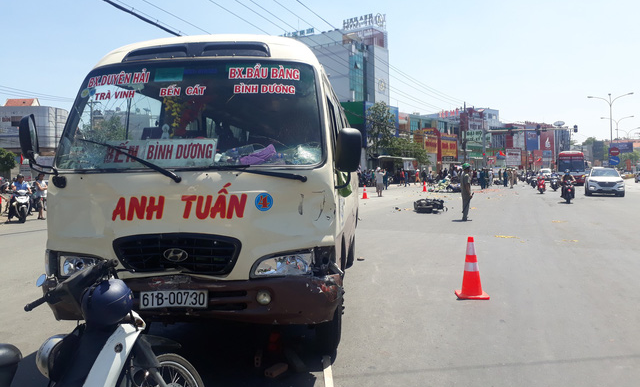 At least five hospitalized after minibus hits motorbikes at red light in Vietnam