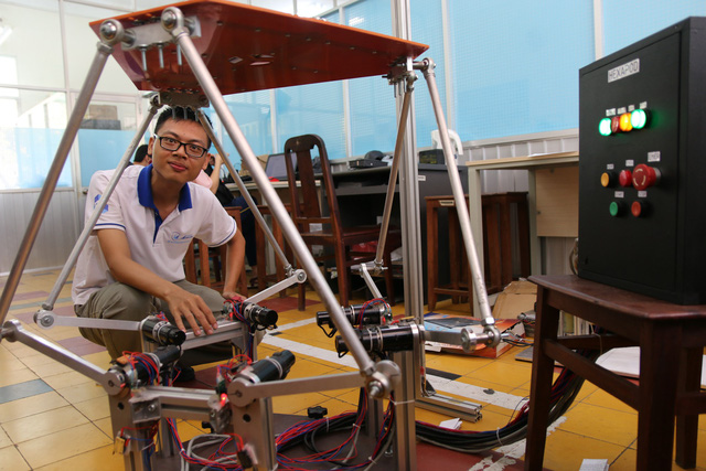 Vietnamese students make multi-functional robot at $800