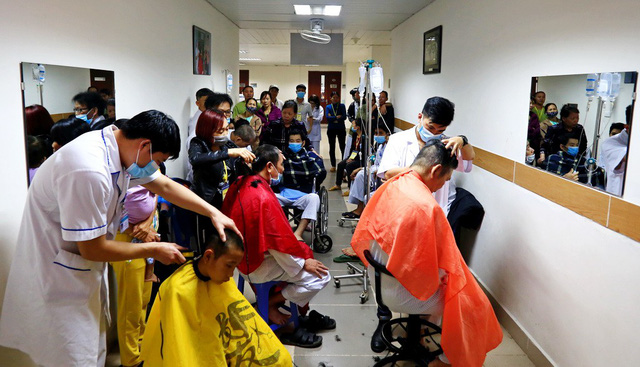 ​In Vietnam, doctors give free haircuts to cancer patients