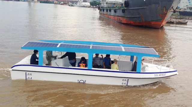 ​Vietnamese university lecturers make solar-electric boat