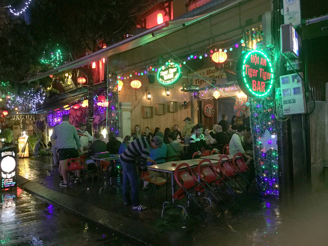 Hoi An bars, restaurants required to turn down music, close by midnight