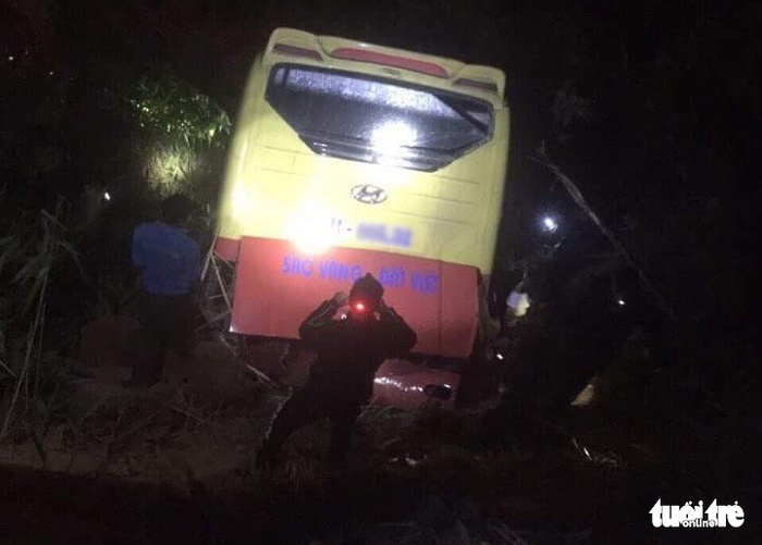 1 killed, 19 injured as sleeper bus plunges off cliff in Vietnam