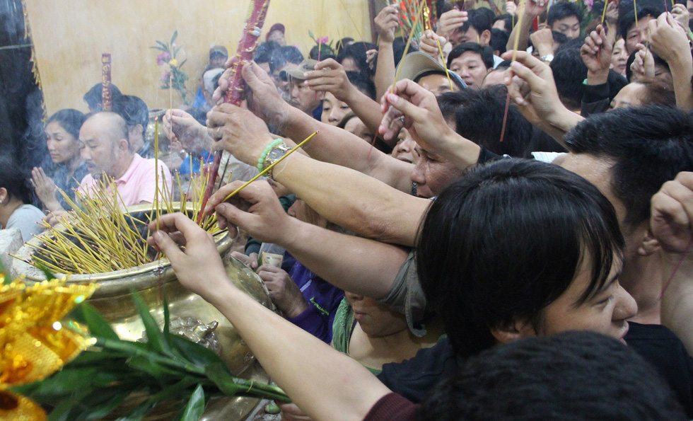 ​Vietnamese crowds pack temples tightly vying for holy fortune 