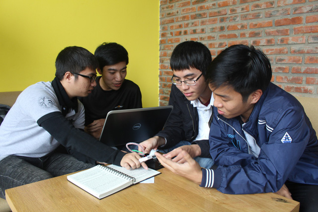 Vietnamese students make finger reader for visually impaired people