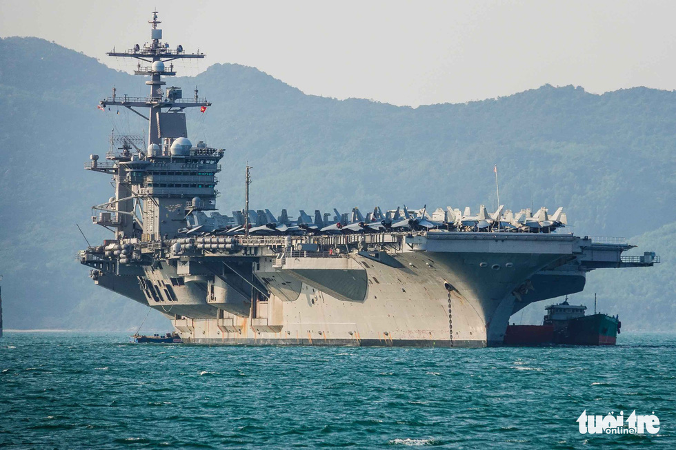 USS Carl Vinson carries a crew of 3,000 sailors and 2,000 airborne staff. Photo: Nguyen Khanh/Tuoi Tre