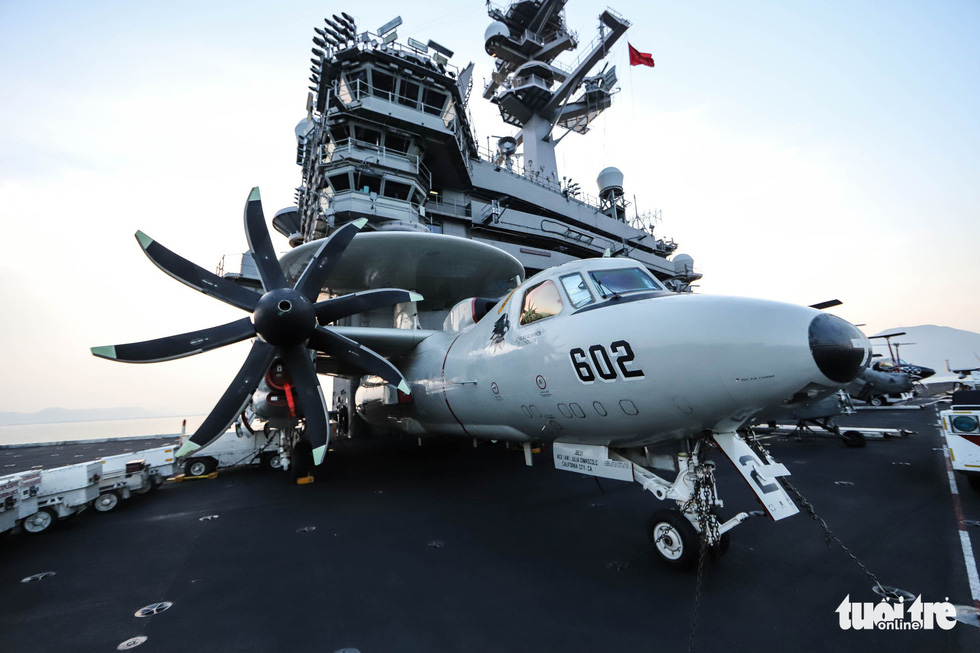 Besides fighter jets, electronic attack jets and tactical airborne early warning aircraft can also be found on board the USS Carl Vinson. Photo: Nguyen Khanh/Tuoi Tre