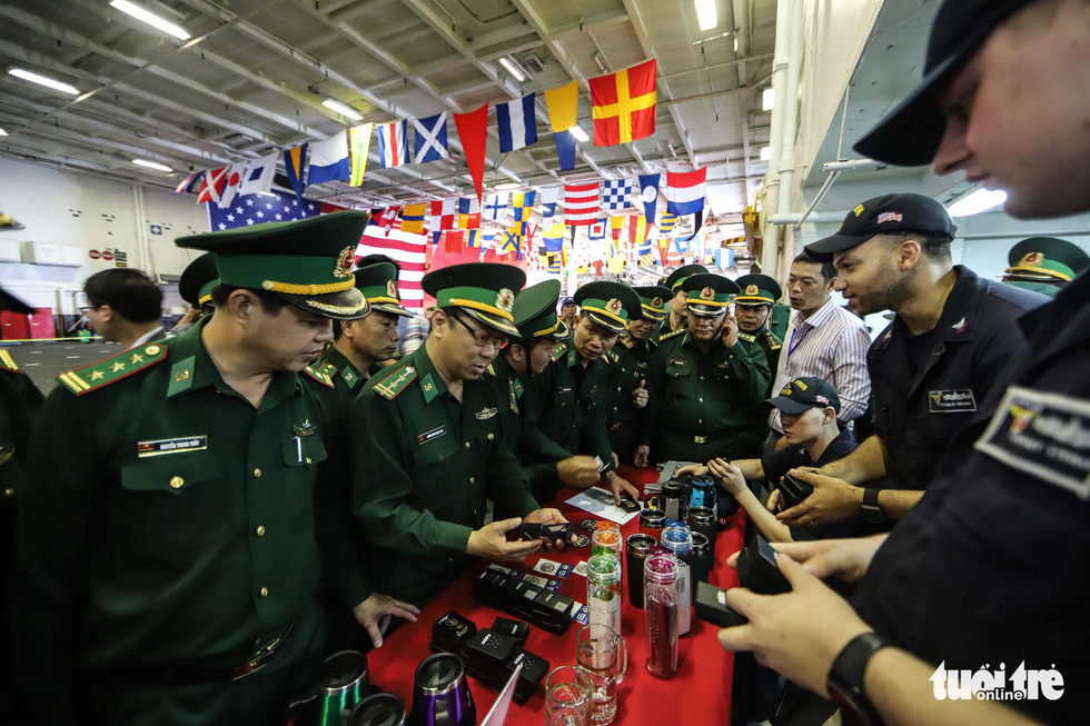 Vietnamese border soldiers buy souvenirs at a booth on board the USS Carl Vinson. Photo: Nguyen Khanh/Tuoi Tre