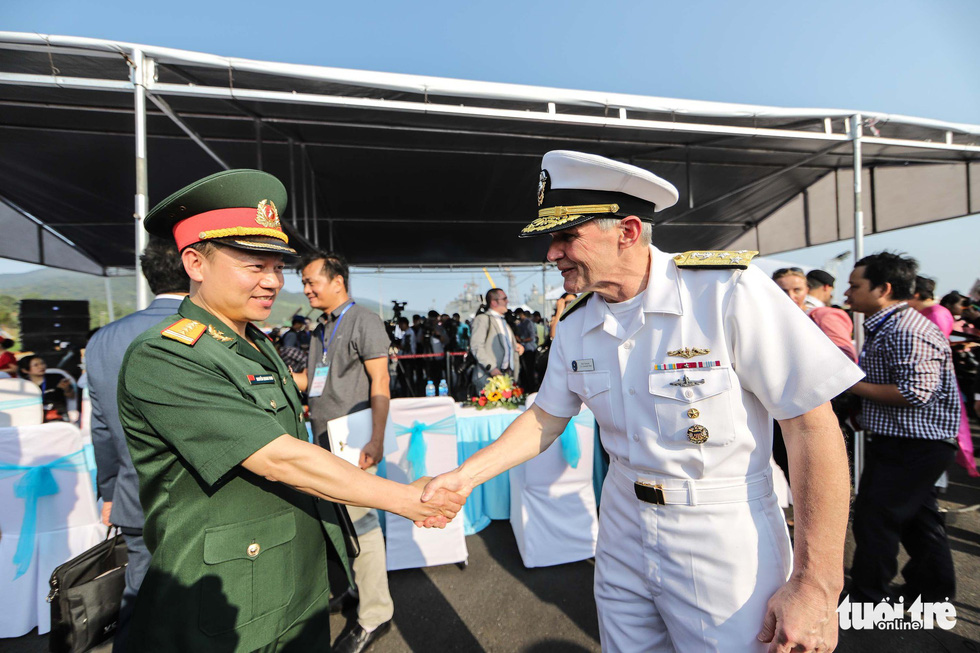 Nguyen Quang Vinh, deputy head of the foreign affair department under Vietnam’s defense ministry, shakes hands with Vice Admiral Phillips G. Sawyer, commander of the U.S. 7th Fleet, at a reception at Tien Sa Port in Da Nang on March 5, 2018. Photo: Nguyen Khanh/Tuoi Tre