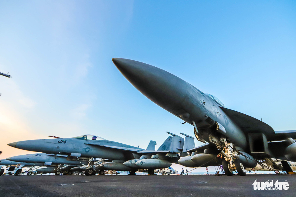Fighter jets line up on the deck of the USS Carl Vinson. The aircraft needs special techniques for takeoff and landing, given the short runway on the flight deck. Photo: Nguyen Khanh/Tuoi Tre