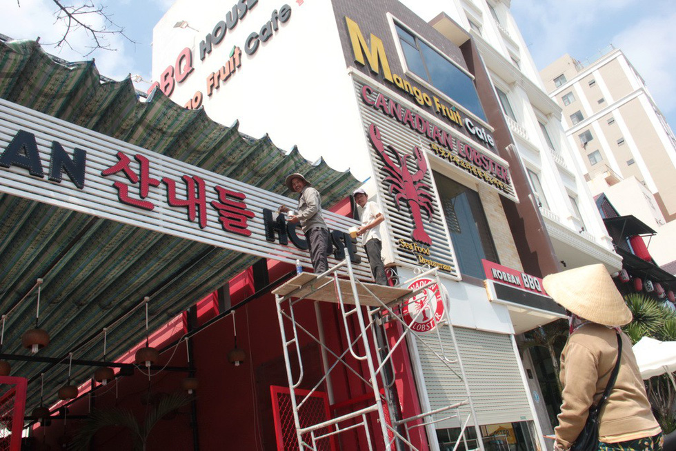 ​Foreign languages dominate shop signs in Da Nang