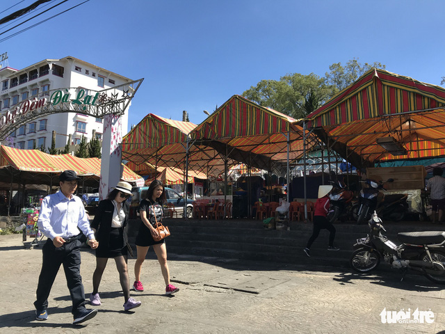 ​Da Lat eatery faces suspension for beating tourist over fear of negative Facebook review