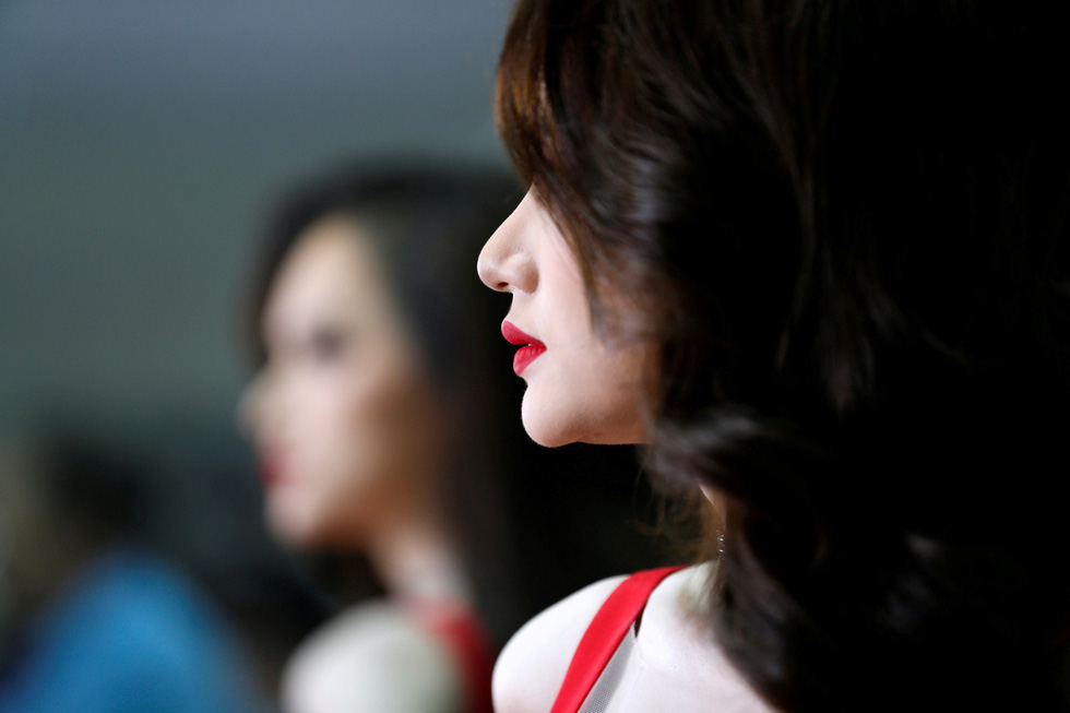 Contestant Nguyen Huong Giang of Vietnam prepares backstage before the final show of the Miss International Queen 2018 transgender/transsexual beauty pageant in Pattaya, Thailand March 9, 2018. Photo: Reuters