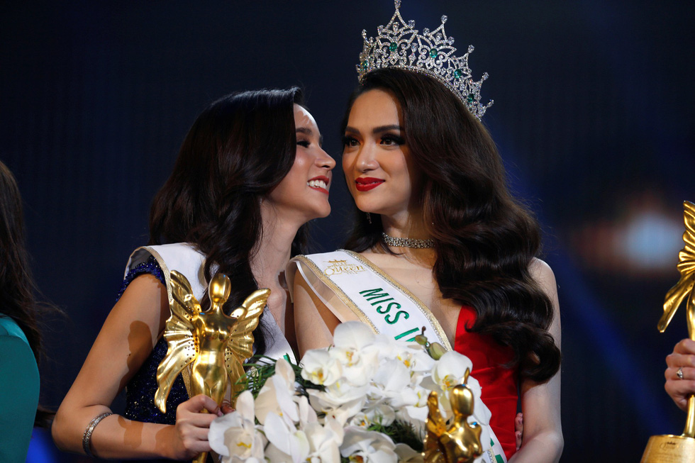 Contestant Rinrada Thurapan of Thailand kisses crown winner Nguyen Huong Giang of Vietnam during the final show of the Miss International Queen 2018 transgender beauty pageant in Pattaya, Thailand March 9, 2018. Photo: Tuoi Tre