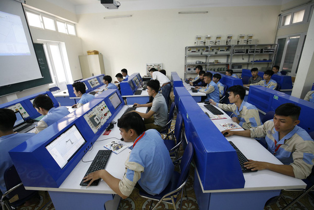 Vietnamese college promises to reimburse tuition if graduates jobless