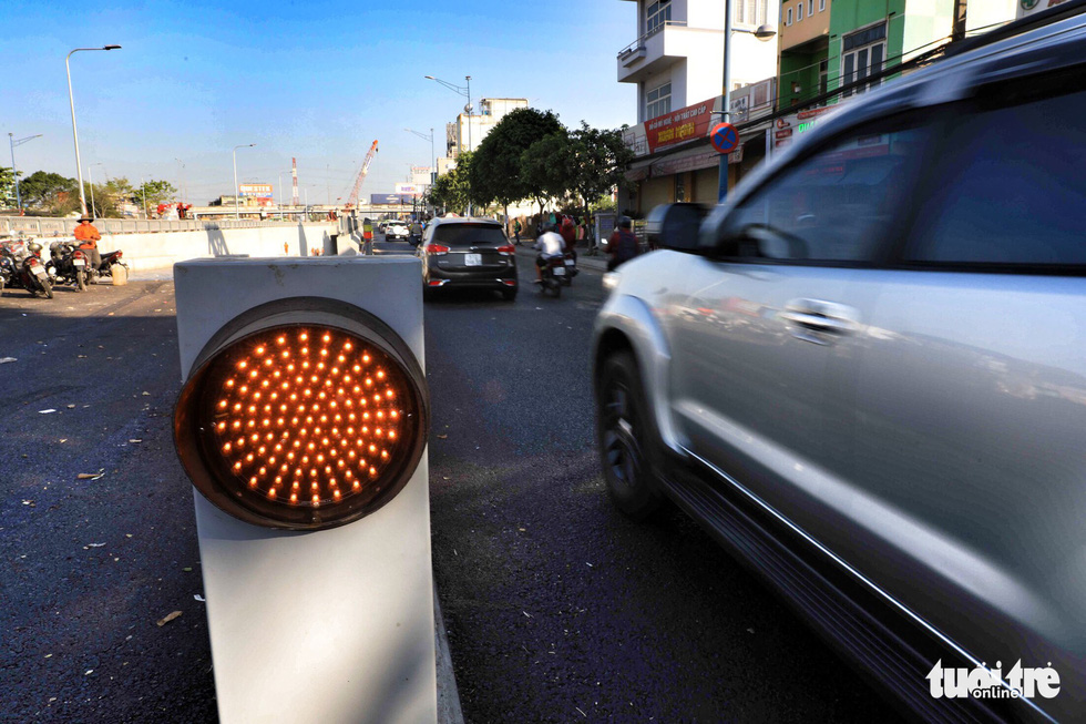 A traffic light is seen at one end of the An Suong underpass in Ho Chi Minh City. Photo: Tuoi Tre