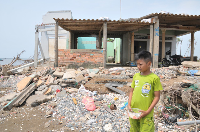 ​Fear haunts residents behind eroded dyke in southern Vietnam