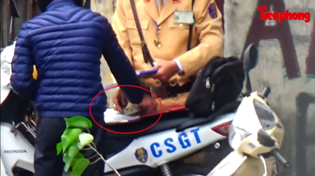 Policemen involved in taking bribes suspended in Hanoi
