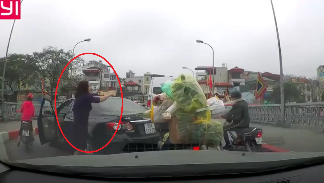Woman filmed scolding road user after pulling illegal U-turn in Hanoi