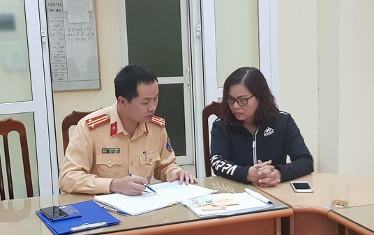 ​Hanoi woman fined, has license revoked for making careless U-turn on bridge