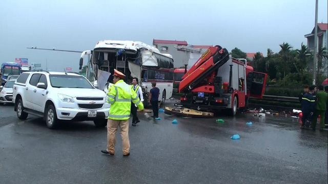 ​Nine seriously injured as fire truck collides head-on with bus in Vietnam 