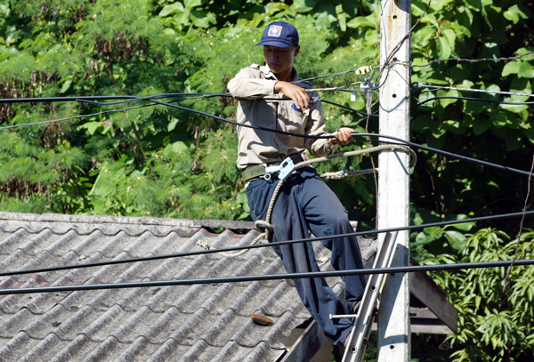 Vietnam mulls over increased electricity importation from Laos