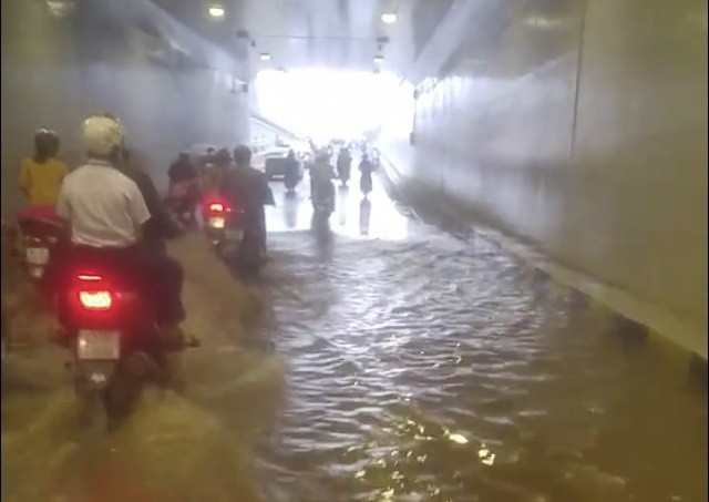 ​Da Nang underpass, built to welcome 2017 APEC week, inundated with unknown cause
