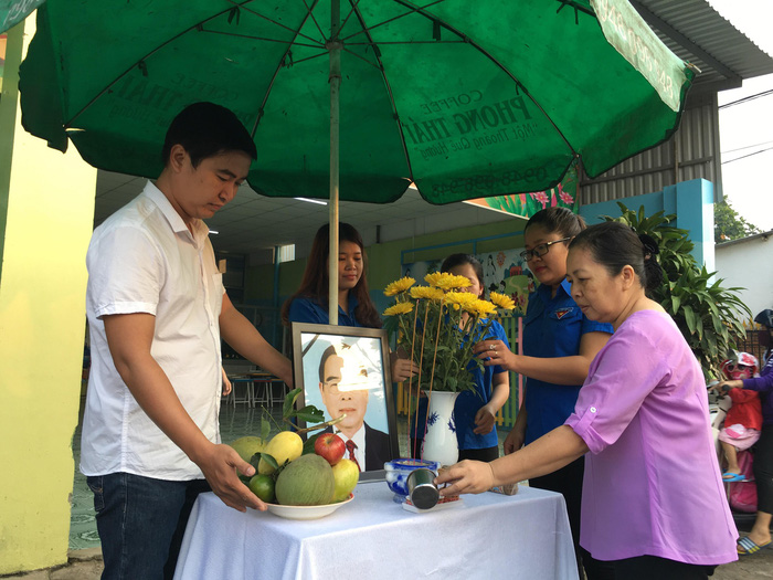 People in Cu Chi District set up altars to pay respect for the late leader.