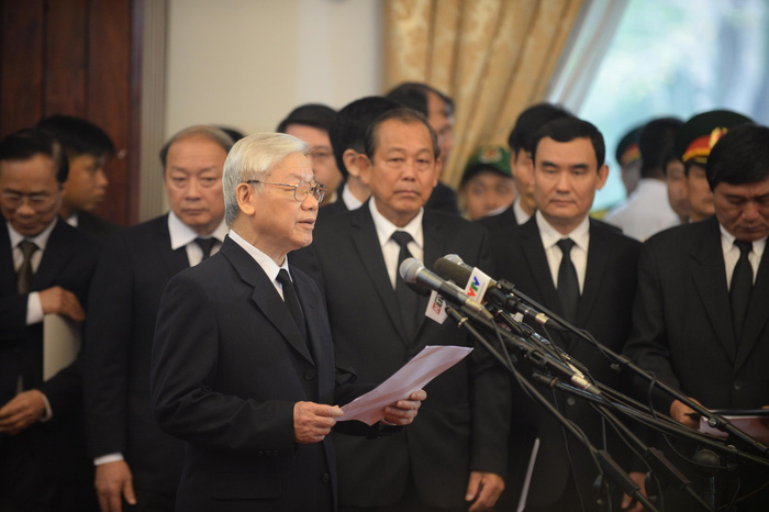 Party chief Nguyen Phu Trong reads the eulogy at the celebration of life of late PM Phan Van Khai.
