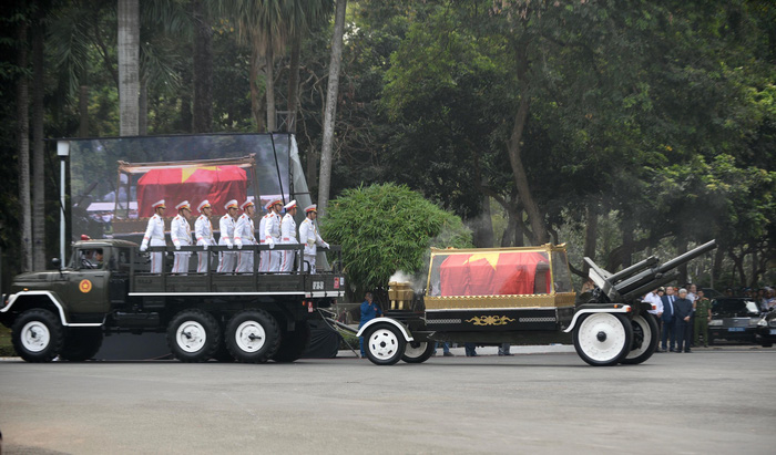 The body of PM Phan Van Khai is taken out of the Reunification Palace.