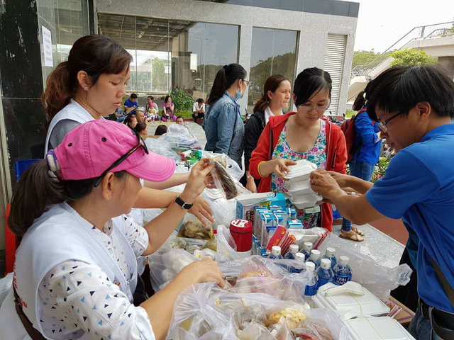 ​Free food handed out to survivors in Saigon apartment fire