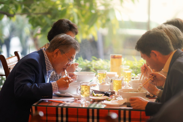 South Korean President tastes pho before wrapping up Vietnam visit