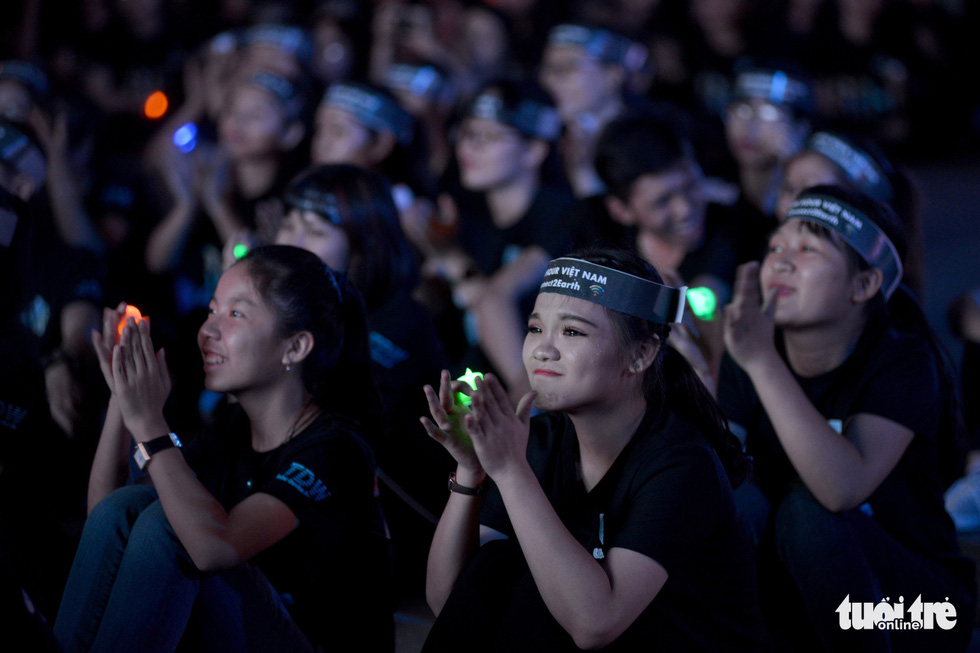 Young volunteers take part in the 2018 Earth Hour at the Youth Culture House in Ho Chi Minh City on March 24, 2018. Photo: Tuoi Tre