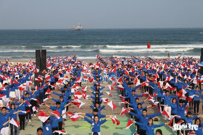 ​1,300 students perform synchronized semaphore dancing in Da Nang