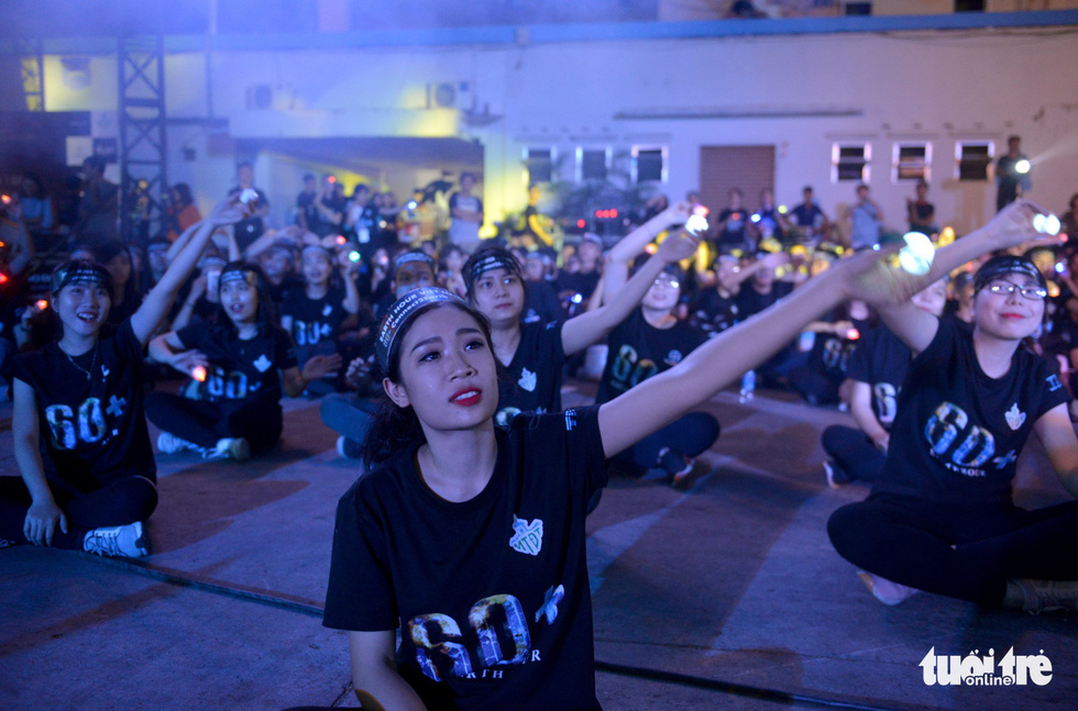 Young people participate in the Earth Hour event in Ho Chi Minh City on March 24, 2018. Photo: Tuoi Tre