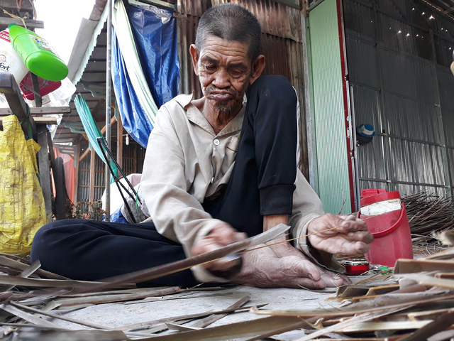 ​Poor elderly Vietnamese makes brooms for a living with perseverance, kindness