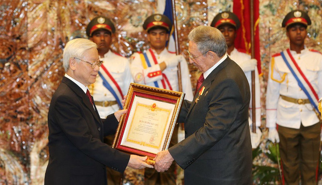 ​Vietnam, Cuba sign cooperation documents during Party chief’s visit
