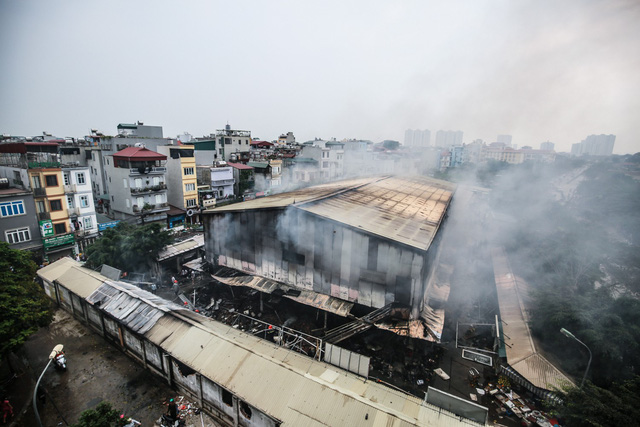 ​Inferno wrecks havoc on Hanoi market